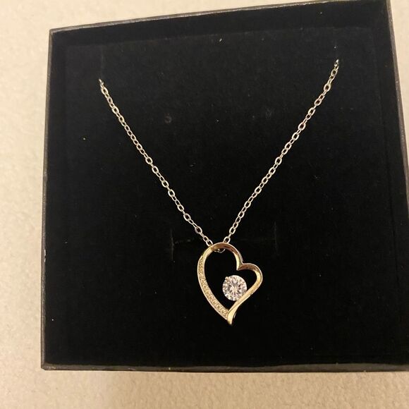 Elegant Heart Pendant Necklace in Silver - Picture 2 of 2